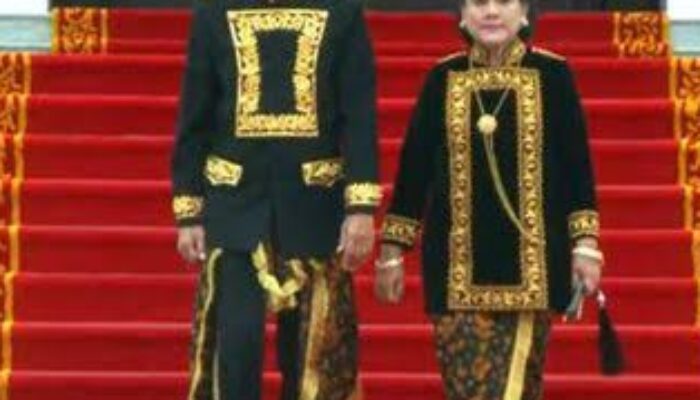 Jokowi Kenakan Pakaian Adat Kesultanan Kutai Kartanegara Ing Martadipura Pimpin Upacara HUT RI Ke 79 Di IKN