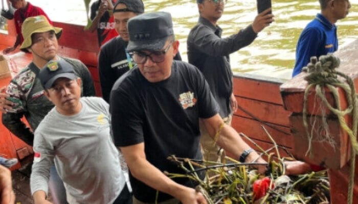 Andi Harun Turun ke Sungai Karang Mumus, Aksi Pungut Sampah dan Ajak Masyarakat Bergerak Jaga Lingkungan