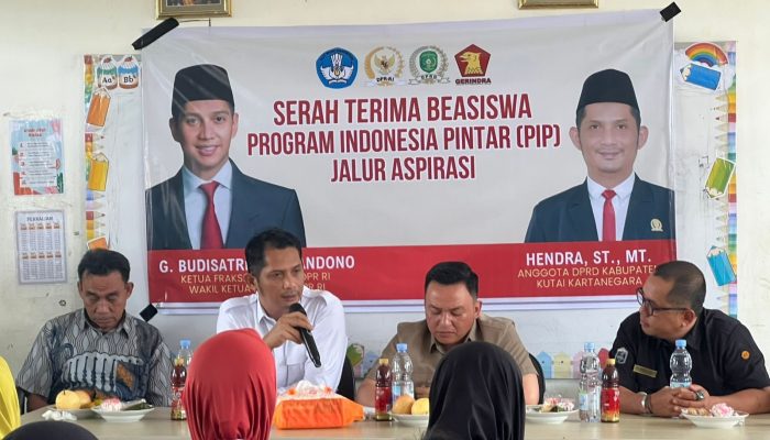 Hendra Dorong Semangat Belajar Siswa Lewat Penyaluran Beasiswa PIP di Sebulu