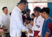 Hendra Tempuh Perjalanan 4 Jam Demi Pastikan Beasiswa PIP Aspirasi Tersalurkan ke Pelosok Manamang Kiri