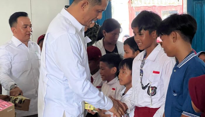 Hendra Tempuh Perjalanan 4 Jam Demi Pastikan Beasiswa PIP Aspirasi Tersalurkan ke Pelosok Manamang Kiri