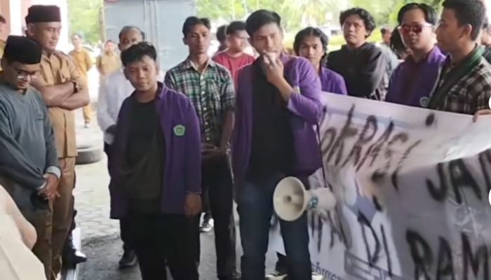 BEM Unikarta Suarakan Penolakan Wacana Kepala Daerah Dipilih DPRD di Gedung Legislatif