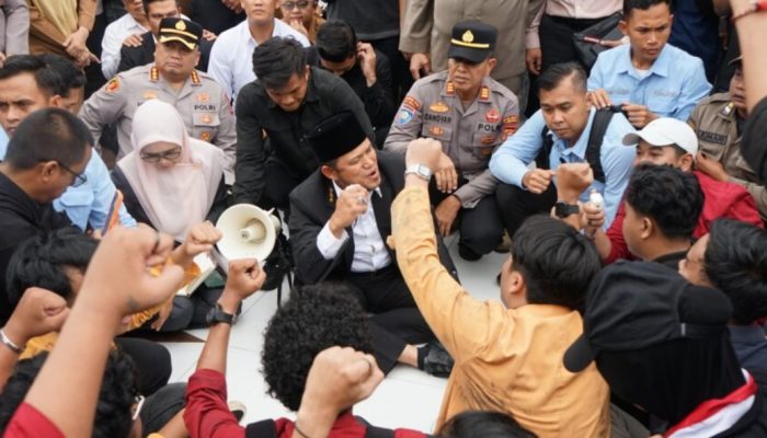 Gubernur Kaltim Melantai: Rudy Mas’ud Temui Demonstran dan Teken Pakta Integritas