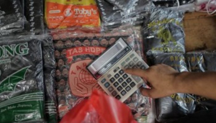 Harga Bahan Plastik Naik, Daniel Johan Dorong Penggunaan Kantong Belanja Reusable