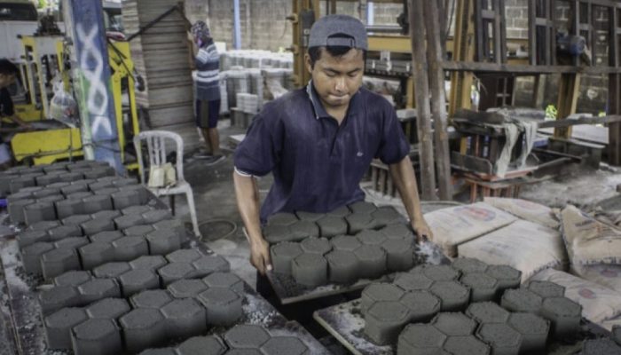 Inovasi Paving Block dari Sampah Plastik Jadi Solusi Ekonomi Sirkular di Palangka Raya